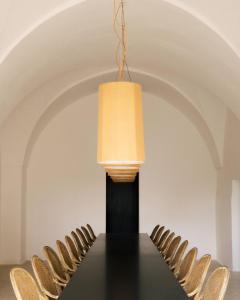 sala konferencyjna z czarnym stołem i krzesłami w obiekcie Palazzo Daniele, a Member of Design Hotels w mieście Gagliano del Capo +37 zdjęć