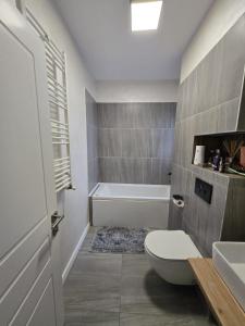 コンスタンツァにあるLuxury 2 Bedroom Apartmentのトイレ、浴槽、洗面台を備えたバスルーム +14枚の写真