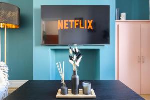 カーディフにあるSanjo Suite - Sleek 2BR Home with Parking & WIFIの花瓶テーブル