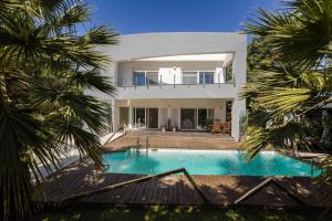 una casa con piscina delante en Villa Royale, en Schinias