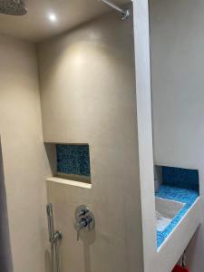 un bagno con doccia, lavandino e WC di SUN KISSED a Tonnara di Bonagia Altre 15 foto