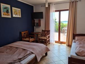 ジブヌベクにあるWilla Etnaのベッドとテーブルと椅子のある寝室