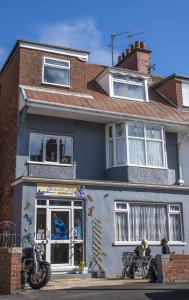 Un edificio con una motocicleta estacionada enfrente. en Home and Away near the Spa, en Bridlington