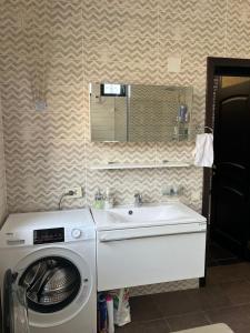 Koupelna v ubytování Уютный гостевой дом для гостей Алматы + 16 fotografií