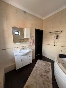 Koupelna v ubytování Уютный гостевой дом для гостей Алматы