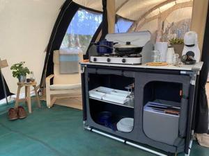 Kuchyň nebo kuchyňský kout v ubytování Bella Tents - Glamping Vibes