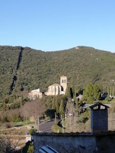 a view of a hill with a building on it at Maison vue Panoramique in Vailhan