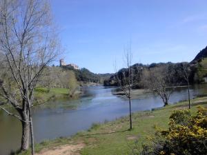 a view of a river with a castle in the background at Maison vue Panoramique in Vailhan