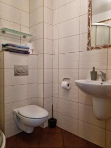 ジブヌベクにあるWilla Etnaのトイレと洗面台のあるバスルーム +68枚の写真