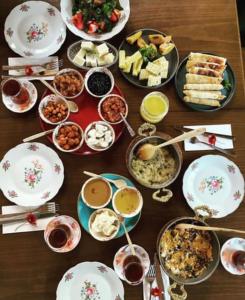 a table filled with plates and bowls of food at Mora Farmhouse in Ardeşen
