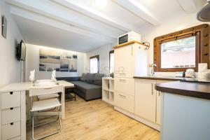 een keuken en woonkamer met een bank en een tafel bij Les Moraes By Silastur in Cudillero