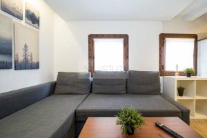 een woonkamer met een bank en een tafel bij Les Moraes By Silastur in Cudillero