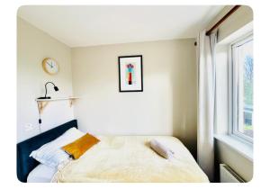 Postel nebo postele na pokoji v ubytování Single room in Family Home