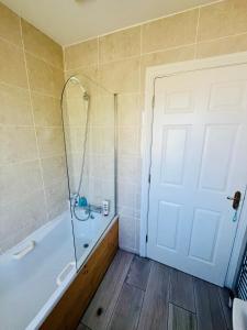 Vannituba majutusasutuses Single room in Family Home