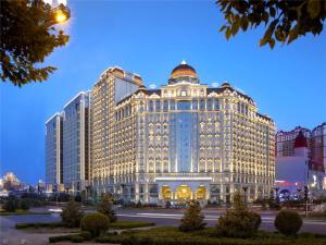 西宁西宁新华联索菲特大酒店的一座大型建筑,上面有一个圆顶