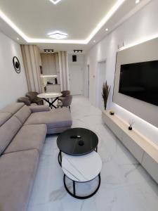 een woonkamer met een grote bank en een tafel bij Seratlić Lux 27 in Bar