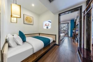 Llit o llits en una habitació de Jiuqi Tongnian High-end River View B&B