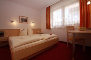 A bed or beds in a room at Apart Bergkristall