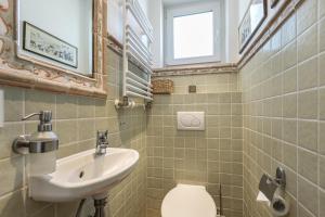 un baño con lavabo e inodoro en Haus Victoria, en Westerland 20 fotos más