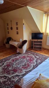 sala de estar con cama y alfombra en Noclegi-Pokoje goscinne Lublin, en Lublin
