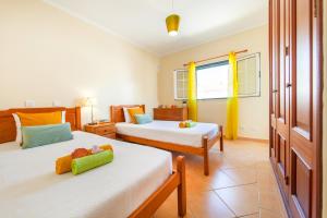 Ένα ή περισσότερα κρεβάτια σε δωμάτιο στο Villa Saona by Algarve Vacation