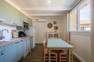 Kuchyň nebo kuchyňský kout v ubytování Charming stone house in a tourist residence