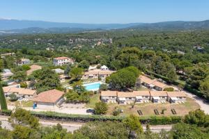 Nespecifikovaný výhled na hory nebo výhled na hory při pohledu z prázdninového domu