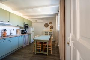 Kuchyň nebo kuchyňský kout v ubytování Charming stone house in a tourist residence + 17 fotografií