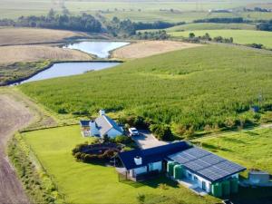 una vista aérea de una casa con paneles solares en un campo en Kiekiebos, en Wilderness