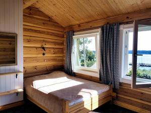 普拉特利艾North Lakeside B&B Plateliai的木间内的一张床位,设有两个窗户