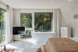 Almeta Designer Hotel的电视和/或娱乐中心