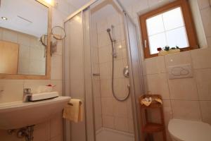 A bathroom at Apart Bergkristall