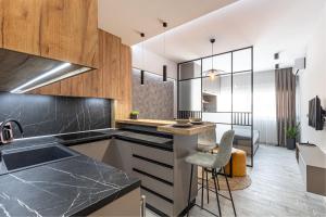 una cucina con un lavello e un piano di lavoro di C&A Studio a Xánthi