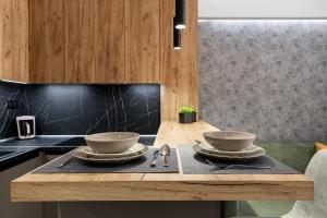 una cucina con bancone in legno e due ciotole di C&A Studio a Xánthi