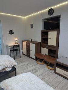 un ampio soggiorno con TV e scrivania di Wohnung "Anna" a Stadtallendorf