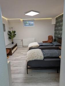 una camera con 4 letti in una stanza con di Wohnung "Anna" a Stadtallendorf