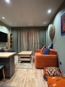 Χώρος καθιστικού στο Four Seasons F2- One BDRM Duplex +15 φωτογραφίες