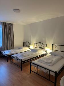 Katil atau katil-katil dalam bilik di Hotel-Pension Asta +23 gambar