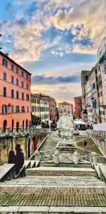 una città con una fontana al centro di Apartment -B by Homes in Ancona ad Ancona