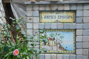 a brick wall with a sign that says antico fresco at L'Antico Episcopio in Scala