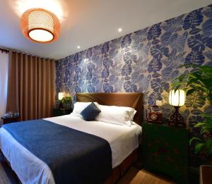 Postel nebo postele na pokoji v ubytování Jingshan Garden Hotel