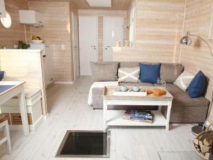 een woonkamer met een bank en een tafel bij Hausboot Poseidon 1 in Großenbrode