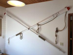 格罗森布罗德Seepferd的白色的墙,上面有两件测量仪器