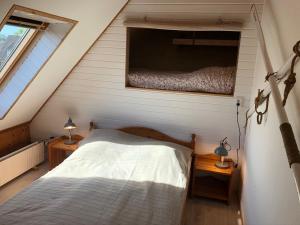 格罗森布罗德Seepferd的阁楼卧室设有床和窗户。