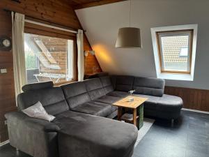 格罗森布罗德Seepferd的客厅里有一张沙发和一张桌子。