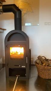 格罗森布罗德Seepferd的一个带篮子的房间,火炉 更多4张照片