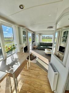 Η κουζίνα ή μικρή κουζίνα στο Fraunie's Beach House Anderby Creek - Dog friendly