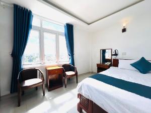 une chambre avec un lit, un bureau et une fenêtre dans l'établissement Khách Sạn Phú Thành 1 Hotel Đà Lạt, à Đà Lạt 18 autres photos