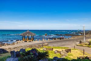 droga z altaną nad oceanem w obiekcie Kensington Resort Jeju Hanlim w mieście Czedżu +30 zdjęć