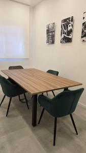 einen Holztisch in einem Raum mit Stühlen in der Unterkunft KOTA Zero Rivas Center 500 in Rivas-Vaciamadrid